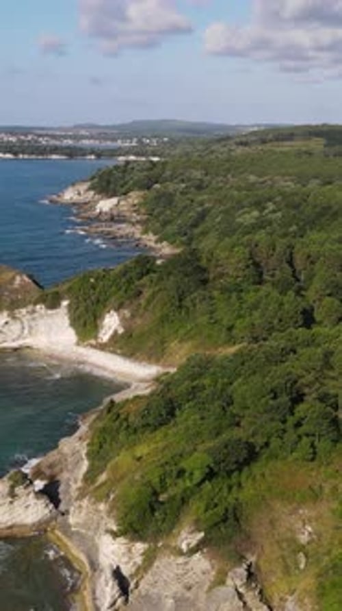 Le littoral s'étend sur les falaises blanches