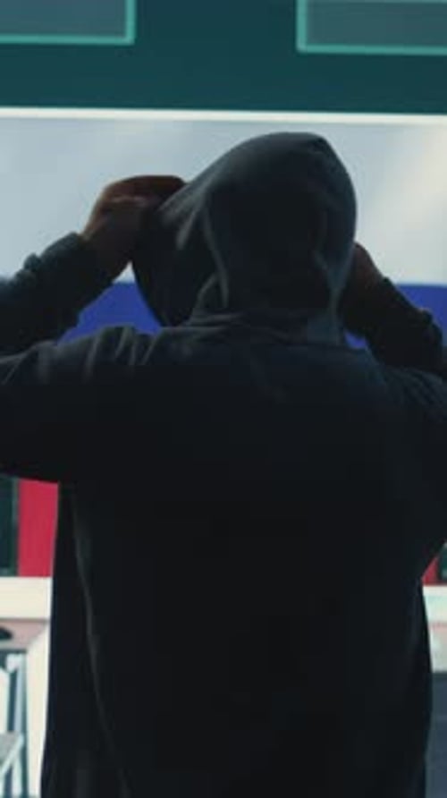 Propagandiste vidéo vertical, expert en cybersécurité dans une salle de piratage russe