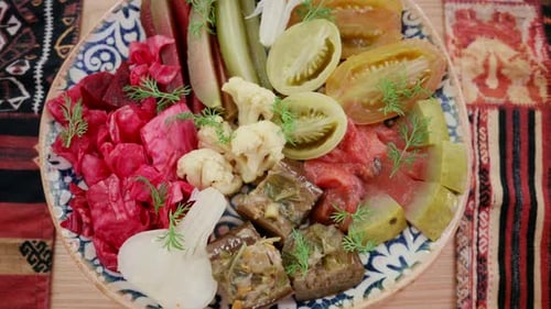 Assiette colorée et traditionnelle de légumes marinés, notamment des tomates, des concombres, du chou et du chou-fleur