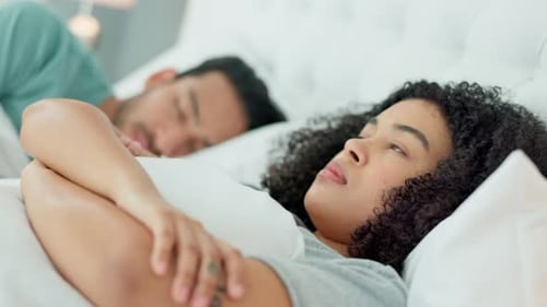 Traurige Frau frustriert, Mann schläft und Paar im Schlafzimmer nach Streit