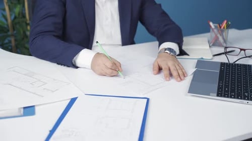 Ingenieur, der an dem Projekt arbeitet.