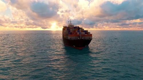 Containerschiff im Meer bei Sonnenuntergang