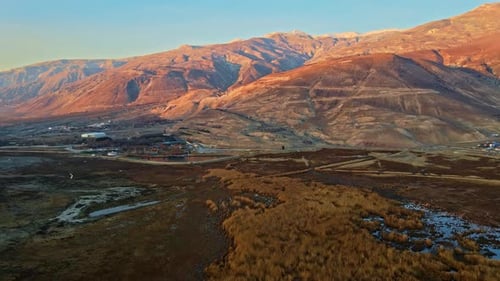 Paseo y carrizales al pie de la montaña
