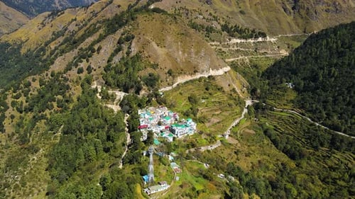 Zumbido aéreo de un tranquilo pueblo de gran altitud rodeado de densos bosques y verdes colinas.