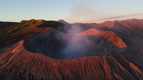 Vue aérienne : cratère du mont Bromo avec le mont Semeru en arrière-plan au lever du soleil dans l'est de Java