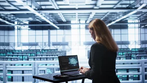 El administrador del centro de datos trabaja con un modelo computarizado de inteligencia artificial