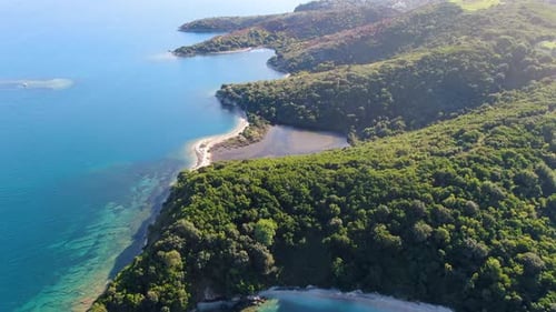 Zumbido de la playa de Akoli en Erimitis, Corfú, Grecia