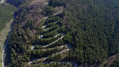 Aéreo: icônico passe rodoviário sinuoso na floresta montanhosa, estrada estreita na encosta da montanha