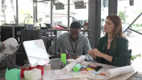 Les ingénieurs travaillent dans un atelier d'impression 3D.