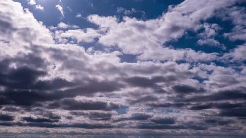 Zeitraffer von Cumulus-Sturmwolken, die sich am Himmel bewegen, und die Sonne über dem Horizont