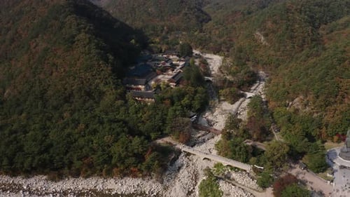 Templo Seoraksan Sinheungsa e Rocha Ulsanbawi