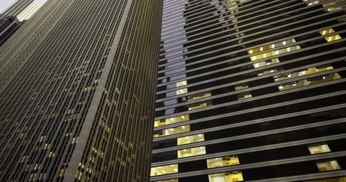 Rascacielos modernos que muestran diseños arquitectónicos únicos en la ciudad