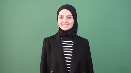 Lachende muslimische Frau