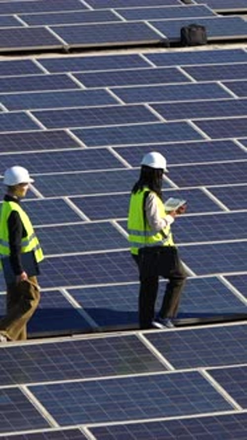Zwei Ingenieure überprüfen die Installation von Sonnenkollektoren
