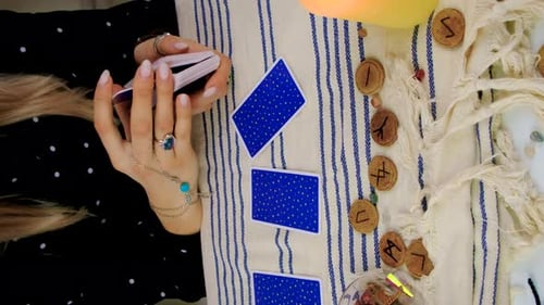 Une voyante lit des cartes de tarot