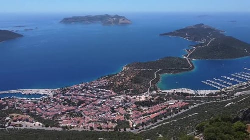 Hochwinkel-Luftaufnahme von Kaş, einer Küstenstadt an der Mittelmeerküste im Südwesten der Türkei