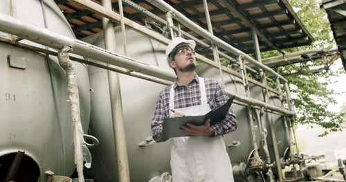 Contrôle la qualité des équipements de production dans une usine de vin