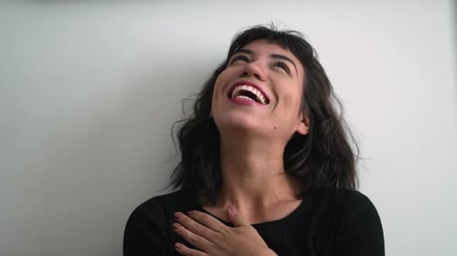 Eine glückliche hispanische Frau, die lacht und lächelt. Bildnis eines südamerikanischen Mädchens mit freudigem Gesichtsausdruck