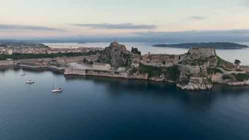 Des images aériennes époustouflantes de la vieille forteresse de Corfou, en Grèce, à l'aube, avec le phare