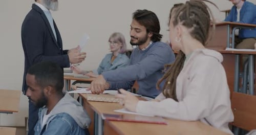 Professor do ensino médio dando trabalhos para alunos que se preparam para o exame em sala de aula
