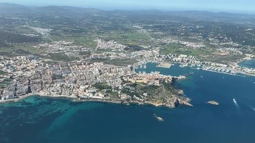 Vista aérea da cidade de Ibiza (Espanha), de uma cabine durante o dia