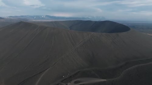 Vista aérea del gran cráter del volcán Hverfjall es el volcán Tephra Cone o Tuff Ring