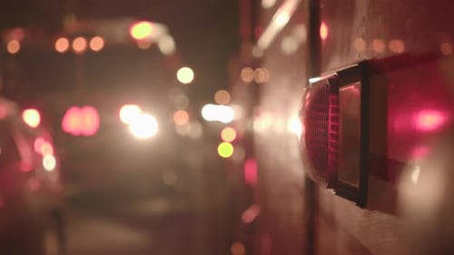 Feuerwehrwagen mit blinkenden Sirenenlichtern bei Nacht