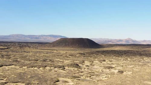 Panoramaaufnahme des Amboy-Kraters mit seinem Lavafeld in der Mojave-Wüste.