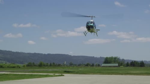 Atterrissage en hélicoptère à l'aéroport rural. avec Red Epic