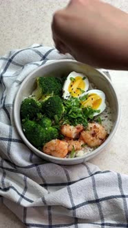 Tigela caseira com camarão, arroz e vegetais, tigela saudável com camarão, brócolis, edamame, feijão