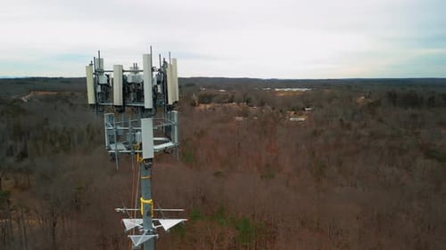 Foto aérea girando em torno da torre de telefone celular. Drone