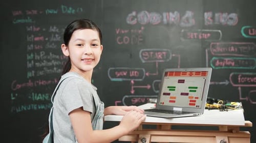 Asiatischer Student programmiert technischen Code mit Geräten auf dem Tisch. Erbauung