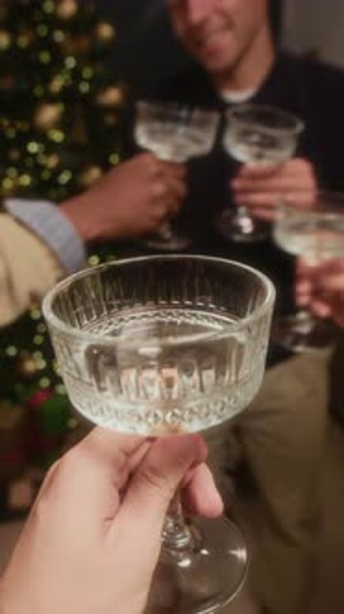 POV de taças de champanhe tilintando em Toast for Christmas