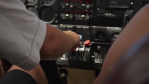 Nahaufnahme eines Flugzeugpiloten, der das Flugzeug manövriert, Zeitlupe