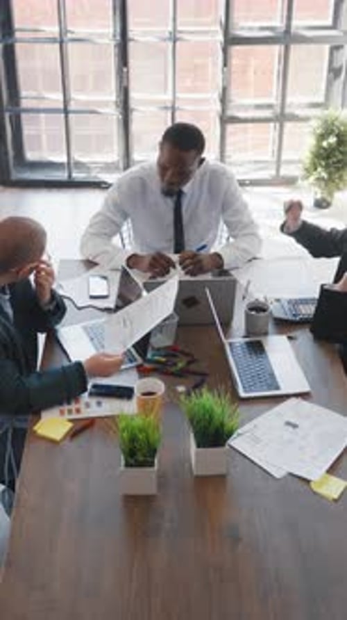 Le travail du département financier chez les professionnels de bureau modernes discutant d'un projet multiethnique