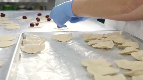 21x. Elaboración de albóndigas moldeadas con cerezas. Trabajo en equipo en la cocina. Cocina casera.