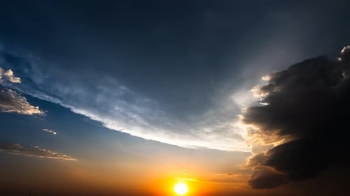 Timelapse d'une tempête 4K montrant des nuages se formant au-dessus d'un ciel couchant