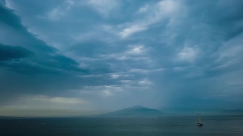 Schlechtwetterwolken über dem Meer