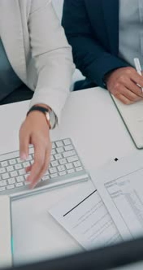 Documentos, acima e nas mãos de empresários em exercício para planejamento, relatório financeiro e proposta