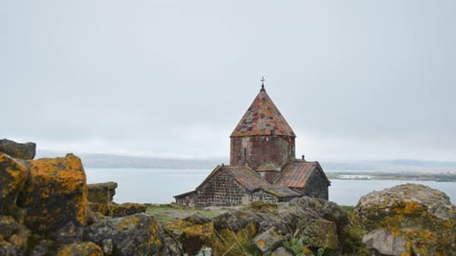 Timelapse du monastère de Sevanavank par temps nuageux