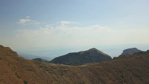 Superbe photo de Drone montrant des randonneurs le long d'une crête du mont Timpanogos