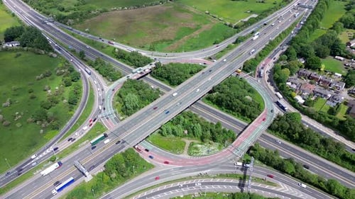 Aus der
Luft riesiger mehrspuriger Kreisverkehr, Kreuzung auf der Stadtverkehrsautobahn. Öffentliche Verkehrsmittel