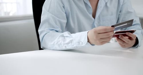 Jeune homme choisissant une carte de crédit pour l'entretien et les réparations de la maison