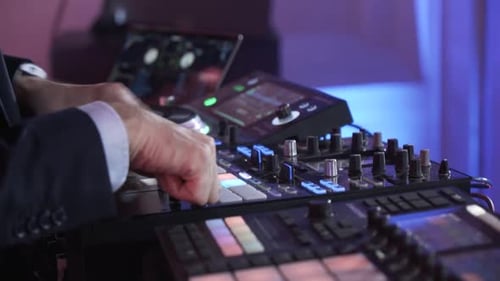 Ein DJ arbeitet bei einer Veranstaltung in Nahaufnahme an seinem Soundmischbrett