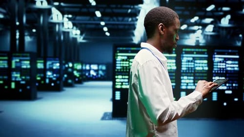 Administrator untersucht Servercluster