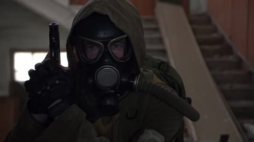 Porträt eines Soldaten mit Gasmaske während des Angriffs auf das Gebäude Stalker mit einer Waffe