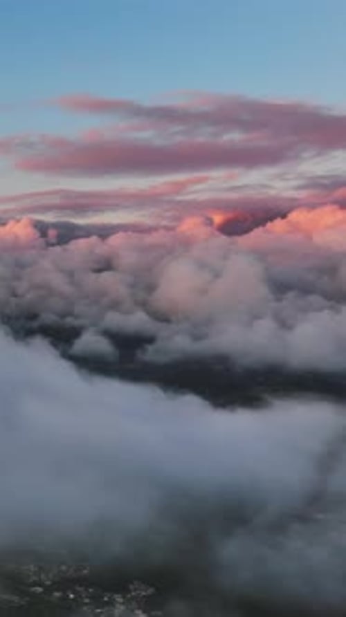 Voler dans les nuages lumineux du coucher du soleil