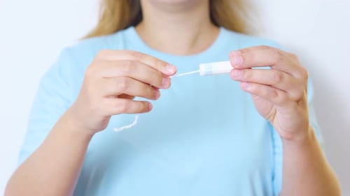 Damenhygiene-Produkt, Tampon mit Schnur, steht für persönliches Wohlbefinden in der Menstruation