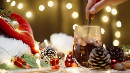 table avec des décorations de Noël et des bonbons, en mélangeant du chocolat chaud avec des guimauves. La guirlande b