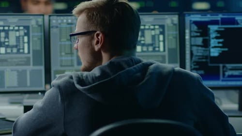 Especialista em TI trabalhando em computador pessoal com telas mostrando programa de software com Coding Langua